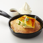 クレームブリュレ窯出しフレンチパンケーキ ～リッチミルクソフトクリーム添え～