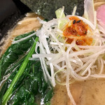 麺処 有彩 - 白髪ネギの上の辛味もいいアクセントになっています！！