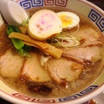 いせのじょう - 太麺背脂醤油のちょい辛く 旨い豚チャーシュートッピング