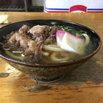 かな山うどん - 綺麗な丼と汚いテーブル