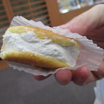 シロヤベーカリー 小倉店  - 小さいけど35円だからね。味は、生クリーム入りのスポンジケーキってカンジです(笑)。