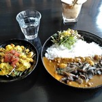 カレー屋 香助 - [料理] サブジサラダ & きのこ海老カレー