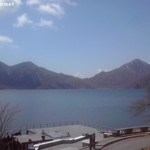 トンカツ 浅井 - 店舗前から見た中禅寺湖