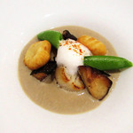 Restaurant Cinq - 2】北海道ホタテ ジャガイモのニョッキ 椎 スナップエンドウ 茸 シャンピションヴルーテ