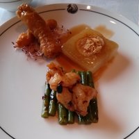 ヘイフンテラス - 夏のおすすめ料理三種盛り合わせ（海老とインゲン豆の黒豆ソース炒め、冬瓜を器に見立てたホタテ貝の蒸し物、地鶏肉の腐乳風味香り揚げ）