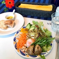 ラ･スコリエーラ - Zコース@1,080円の地中海サラダバーにて、たっぷりモリモリのサラダランチ。バケットもブュッフェ方式です。