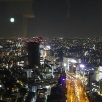 タワーズバー ベロビスト - 渋谷西方の夜景。特筆すべき高層ビルこそないが、際限なく広がる大都市東京を感じられる