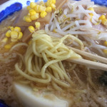 村山ホープ軒 - 低加水中太ストレート麺。