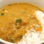 Gyuutanya Giontei - メンチカツ定食 1000円 のカレーをライスに投入