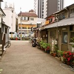 松吟庵 - 長屋や文化住宅が並ぶ細い路地にお店はある