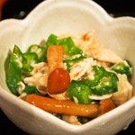 松吟庵 - 蔵王豚の角煮つけ蕎麦 定食（小鉢②：ささみ入りネバネバ）