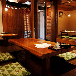 全席掘りごたつ。1部屋個室もあり。