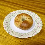 パン家アストレア - トマト玄米チーズベーグル(150円)