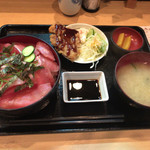 再来 - 中とろ鉄火丼大盛り850円税込（お味噌汁と沢庵が付きます）と別注のまぐろフライ100円税込