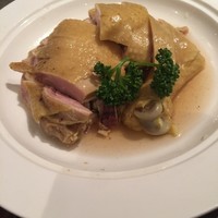 上海料理 四季陸氏厨房 - ・鶏肉の冷采
                中国人向けの味付け。慣れればかなり美味しいはず。
                骨もがっつりついたまま。骨際の肉がうまい。