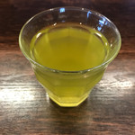 麺や 紡 - お茶はセルフでどうぞ