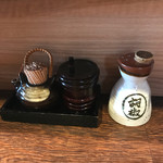 麺や 紡 - 卓上には胡椒、一味が