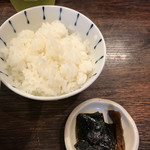 麺や 紡 - ごはんに佃煮が付きます。