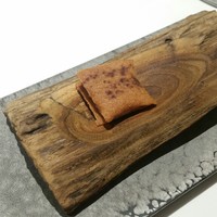 ラ ペ - オードブル1品目: 豚肉のレバーパテ・シナモン風味のクラッカーのサンド