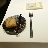 ラ ペ - パン。バターは、左が焦がしバターで右が無塩バターの2種類。