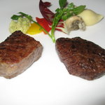 リストランテASO - 40日完熟製のステーキ左からロースと赤味部位の食べ分け