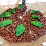 Happy likeaHONEYBEE - いちごとチョコクランブルケーキ@ザクザクのカカオニプに苺クリーム