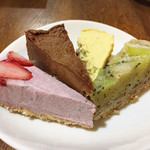 Happy likeaHONEYBEE - 苺たっぷりロータルト、チョコとアボカドのロータルト、ふじりんごとレモンのロータルト、キウイとレモンのフローズンタルト