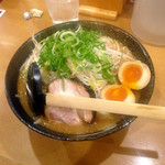 ラーメン工房　はっぴ - 半熟卵みそラー麺(¥790)大盛(+¥100)
      さらにもやしトッピング(+¥100)  計 ¥990
      味噌ラーメンが苦手な僕でもそれほど抵抗なく食べられたあたりはさすがに『はっぴ』！