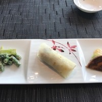 広東料理 センス - 左からインゲンの胡麻和え、北京ダックのクレープ巻、チャーシュー