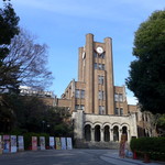 Lever son Verre - 新歓の季節。1号館のまわりに、サークルの勧誘看板が建ち並びます