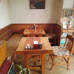 フランクテイスト - 入口付近のテーブル席