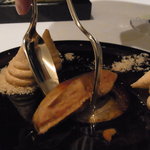 はい、ひと切れめを丁寧において