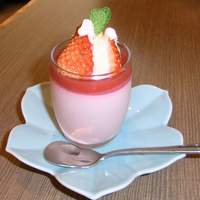 しら河 浄心本店 - 追加デザート．甘みが抑えてあり、下手な洋食店顔負けのイチゴプリン。