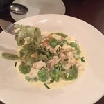 クアドリフォーリオ - 青海苔の手打ちパスタ鯛と空豆のクリームソース