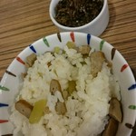 麺屋さくら - フキとじゃこ天の炊き込みご飯、煮干しの生ふりかけ添え￥300
