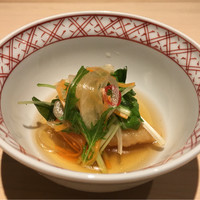 西麻布鮨いち - 鯛の南蛮漬け。仄かな米酢の尖と軽やかな甘みのつけ汁に鯛の唐揚げが入っている。作り置きのものなので衣はフニフニと水分を吸い込んでいる。