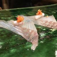 西麻布鮨いち - 千葉真子鰈をその肝をポン酢で伸びしたもので。上に縁側と紅葉おろし？ブリゴリと当日のものの様な強い歯応えが広がる。旨味はそこまで強くない。
                上の唐辛子の様な辛味が強く後まで残ってしまう。