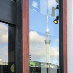 シエロイリオ - 窓に映るスカイツリーと厩橋