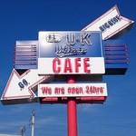 ユーケーワイルドキャッツカフェ - 青空に映えるロードサイン