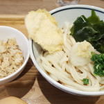 Mametetsu - かしわ天(1つ)とわかめのおうどん(冷しぶっかけ)と鶏めしのランチセット(750円)