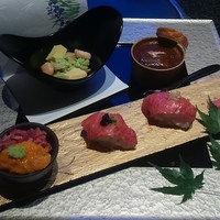 個室 和牛焼肉 吟 難波店 - 前菜盛り合わせ
                　海老と浅利の新緑和え
                　尾崎牛ビーフチュー
                　尾崎牛変わり鮨三種