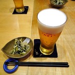天ぷら処 こさか - 生ビール ＆ お通し（姫皮・セリ・ミツバの和え物）