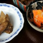 エスティカンスイ - “人参とシーチキンの炒め煮”・“ごぼうの煮もの”。