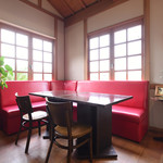 Chee's cafe dining - オシャレなインテリアに囲まれ店内。