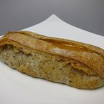 ベーカリーカフェ　パン工房　ハイジ - あんずチーズのライ麦パン