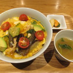 WORLD - 【ベジタブル親子丼　７５０円】（スープ・自家製床漬け付き）