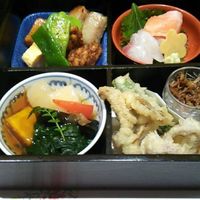 北新地 湯木 新店 - ランチ･風流御膳 (胡麻豆腐+松花堂弁当+御飯+白味噌+香の物+ﾃﾞｻﾞｰﾄ) 2,000円 2016年1月