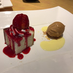 デザート：:【アイスとストロベリーソースのケーキ】]