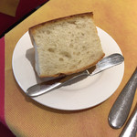 ビストロ　グラン　ソレーユ - ランチの大き目のバゲット。