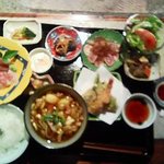 Kafe Ando Gyarari Kamon - １回目のランチ全体・牛タタキ・天麩羅・筑前煮・シーザーサラダ・カレー蕎麦